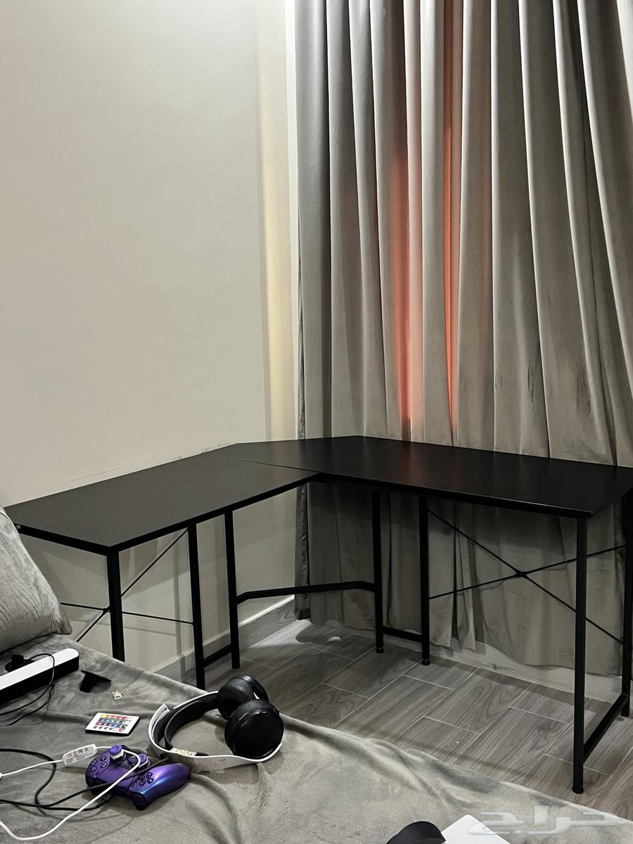 طاولة على حرفL سليمة وبحال جيد ثابته وتستحمل اوزان64365291408131111