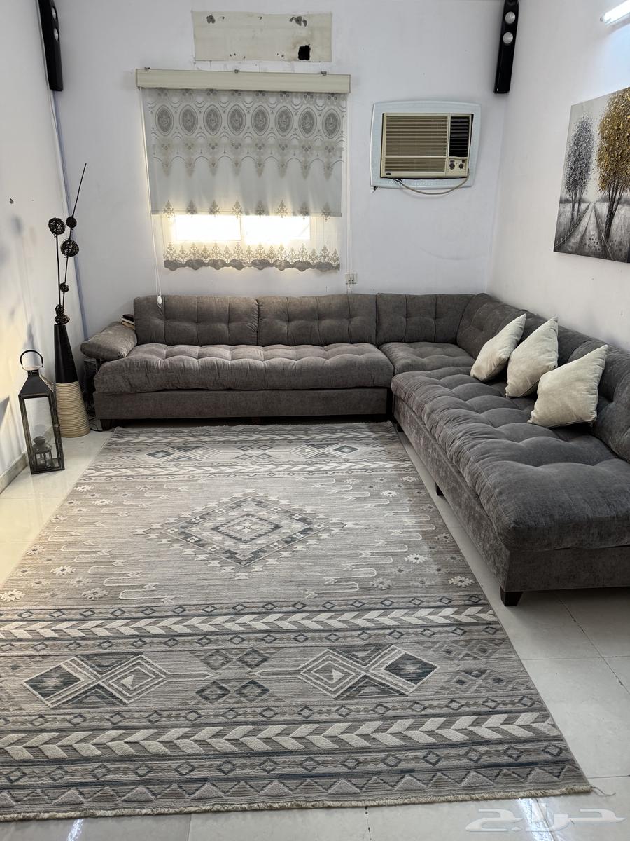 Sofa for sale, very very clean, no defects or damage, and clean carpet64370958062465110