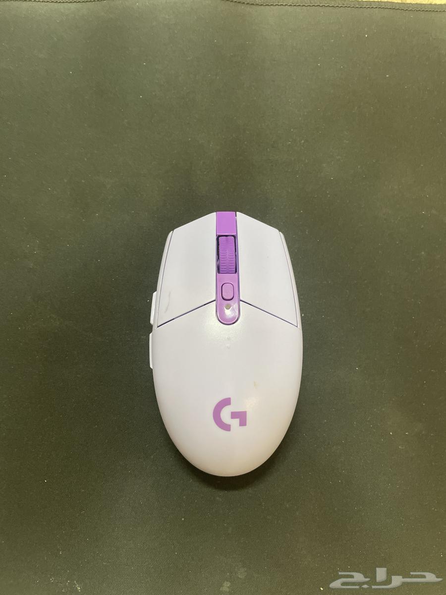 Logitech G304 mouse and black mouse pad64365365807106110