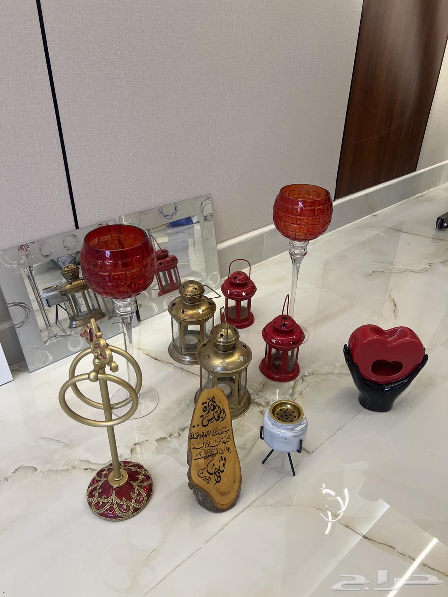 Mirrors and a number of decorations64367143926019110