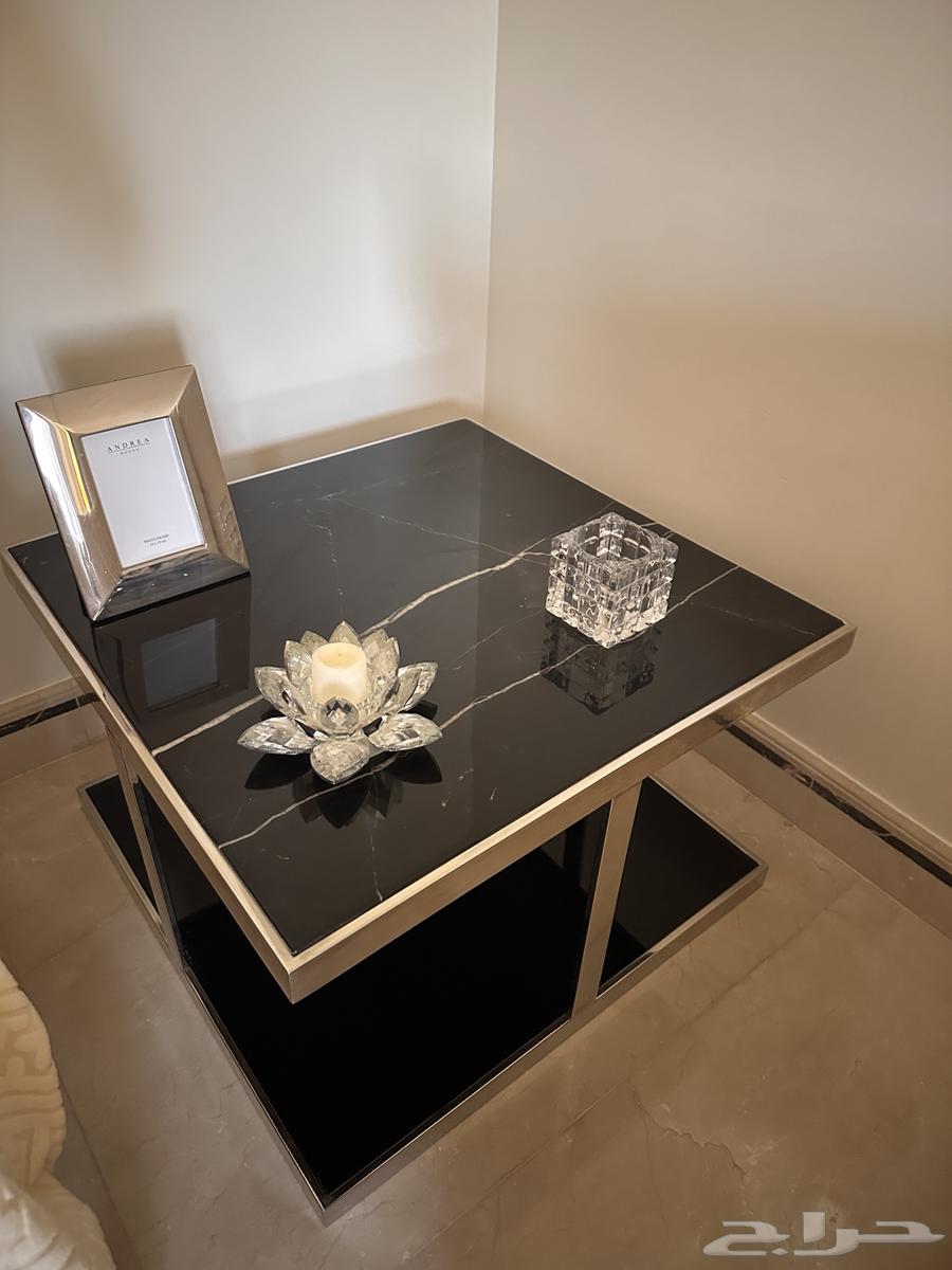 طاولات فاخرة بتصميم عصري من الرخام والزجاج الأسود64368296210049112