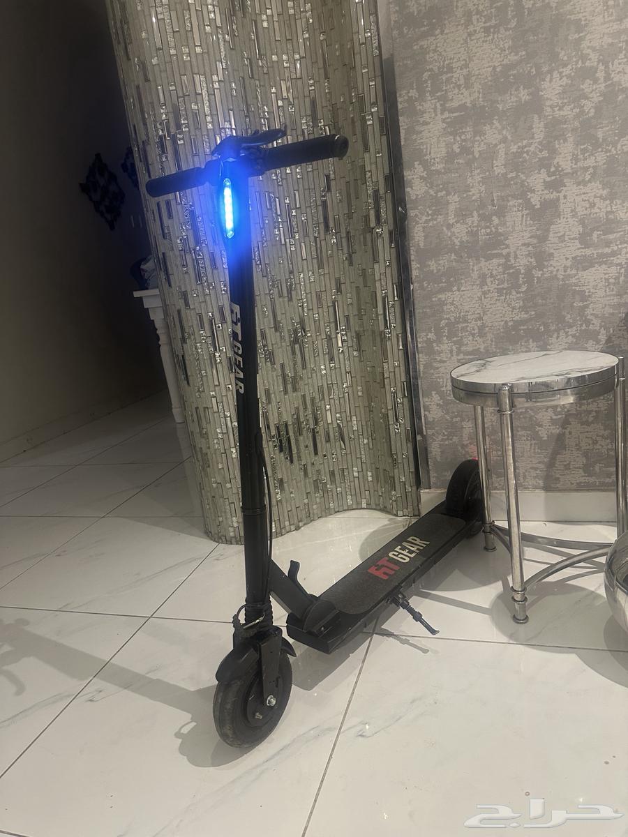 اسكوتر كهربائي للبيع سليم وشغال64375082233603110