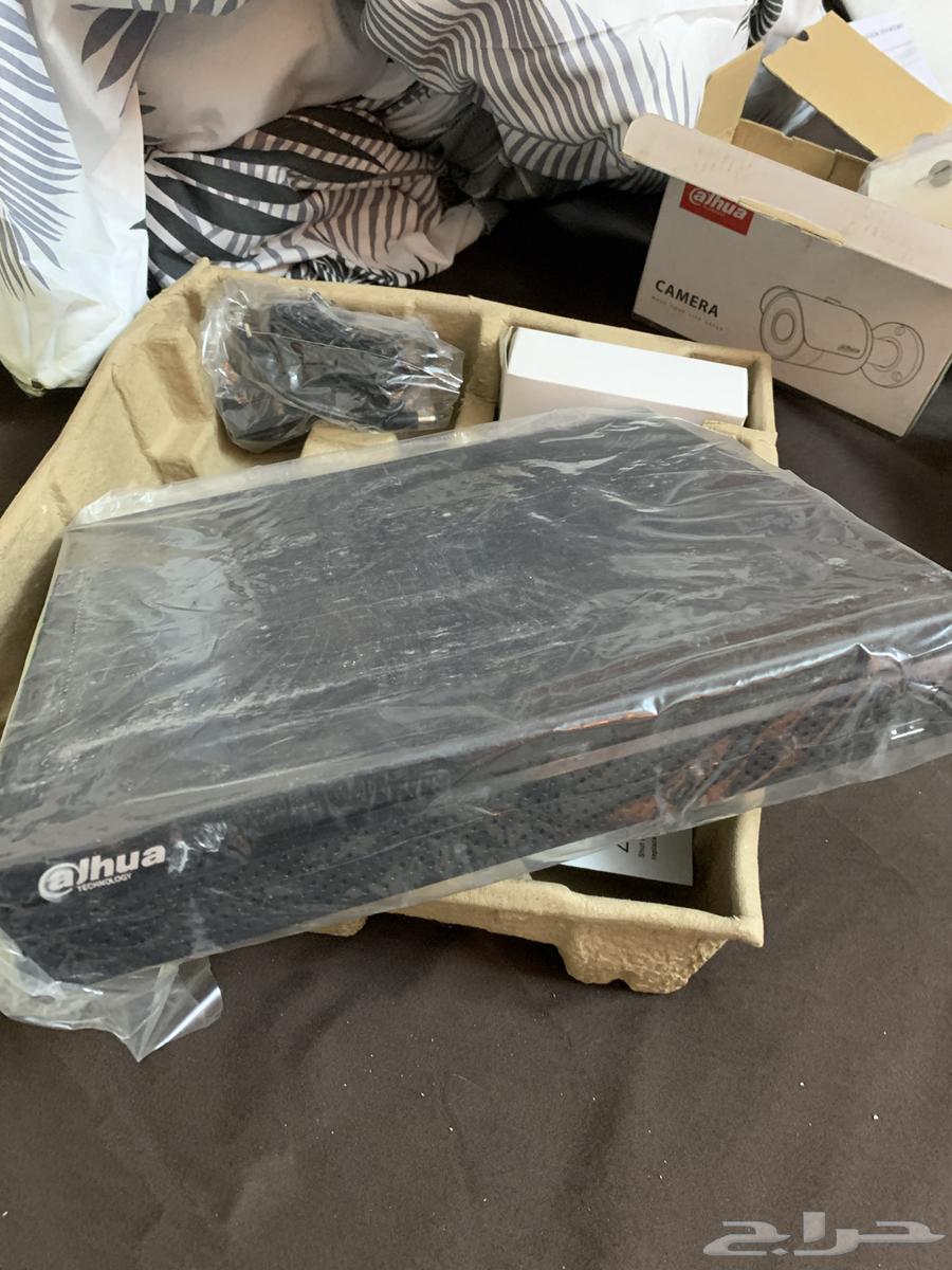 Two types of cameras with their complete accessories, new in box63619160496002114