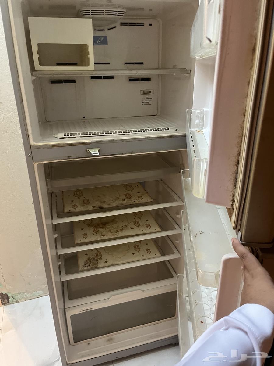 عندي ثلاجة هيتاشي و فريزر جينرال للبيع64368382768770110