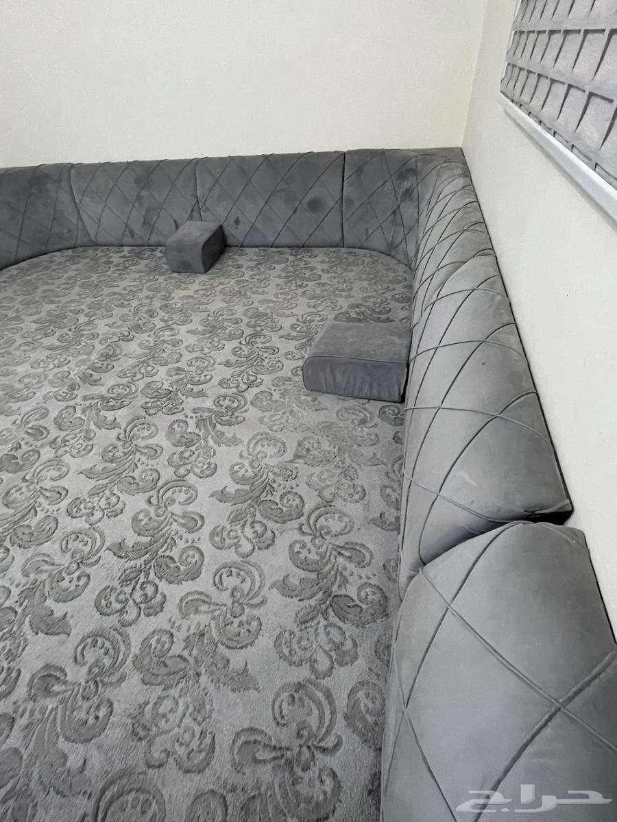 Sofa, rug, and curtain64376006122881111
