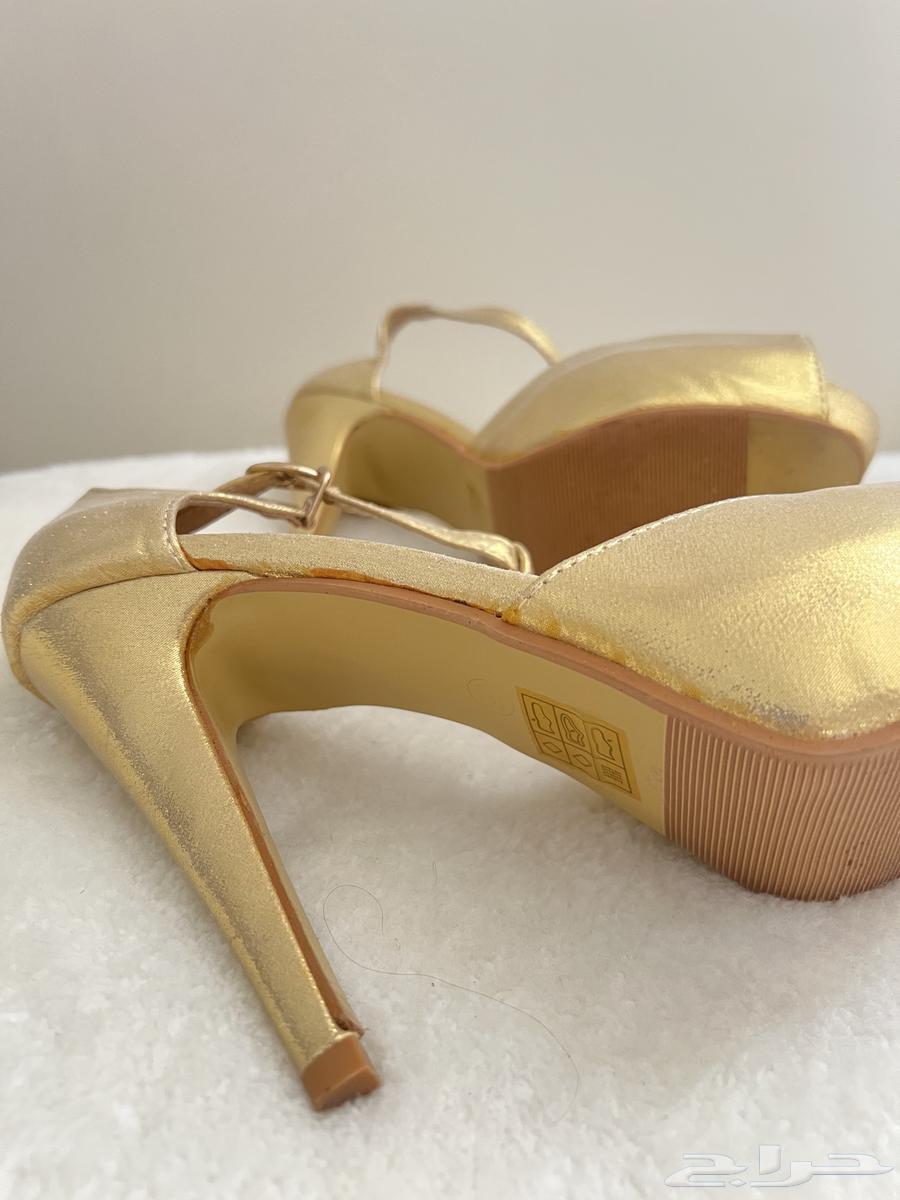 A distinctive evening pair of shoes64368571826562110