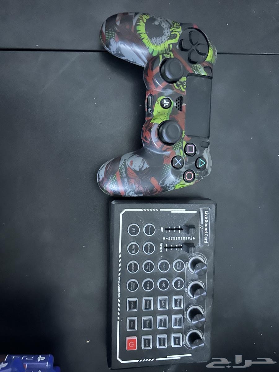 Sony 4 controller with Sony 4 hand and broken on the sum64371803606147112