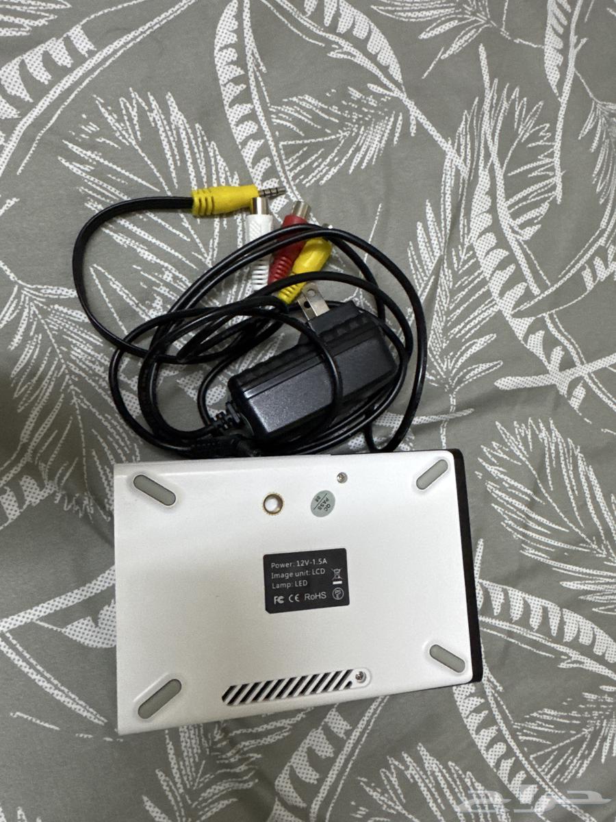 Projector64376215157761112