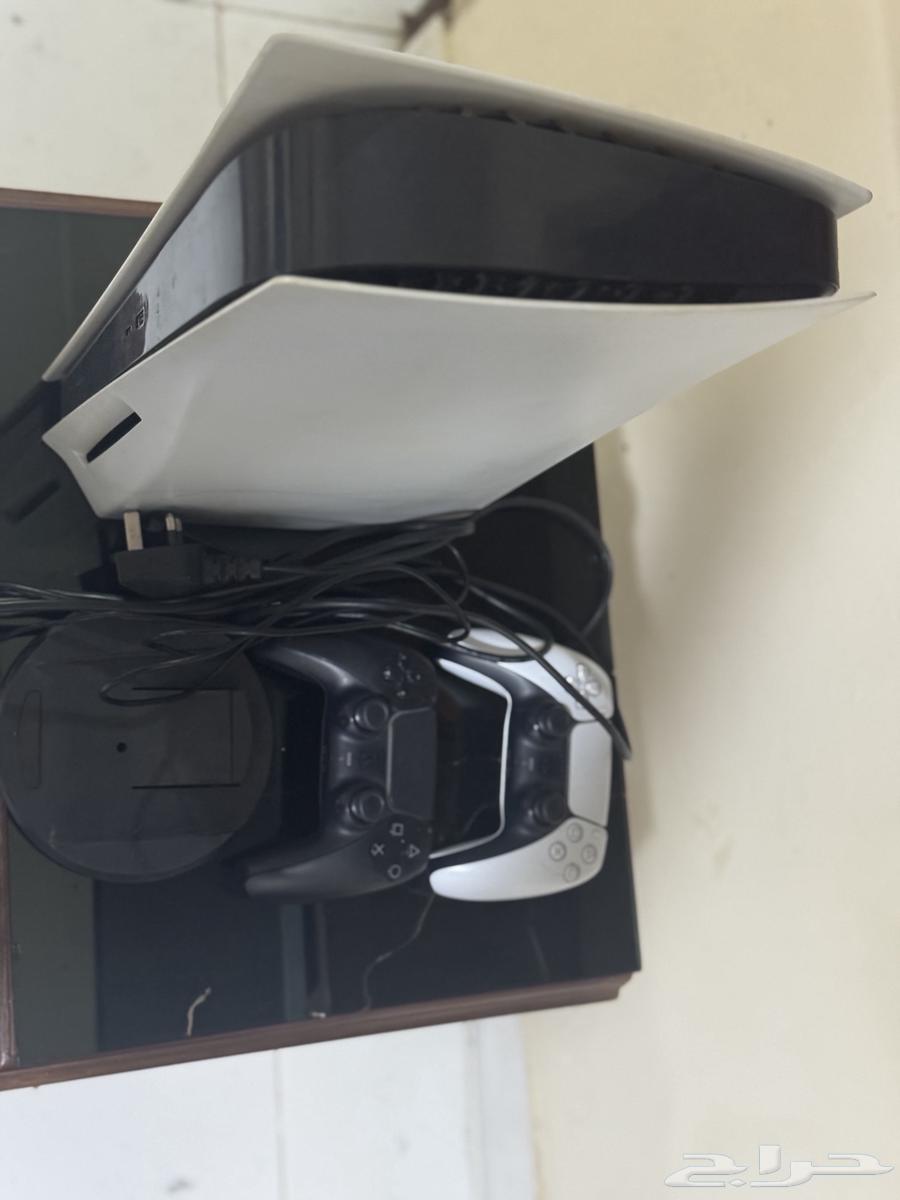 Sony 5 with base and 2 controllers64375230152065110