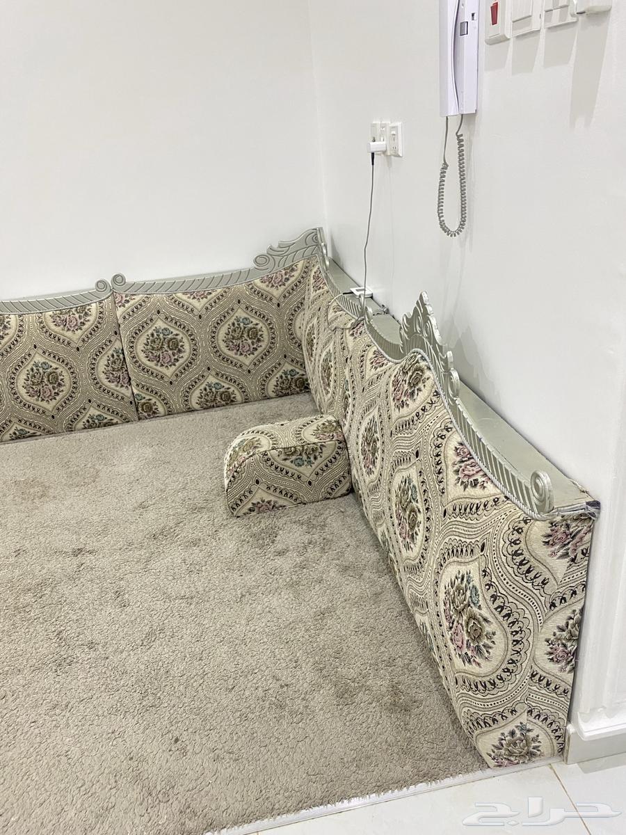 للبيع جلسة أرضية و ستارة64375601794433110