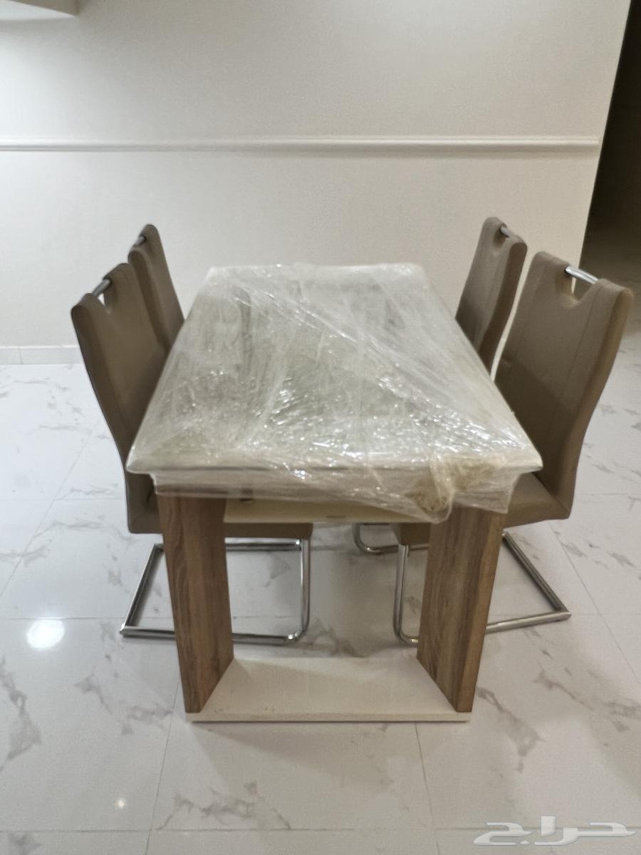 Dining table with 4 chairs64371803547394112