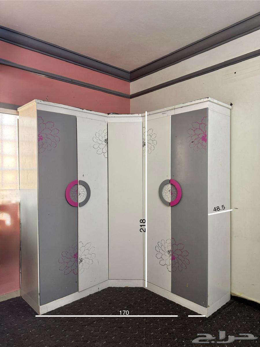 Corner cabinet with 5 doors, custom details64368105290755110