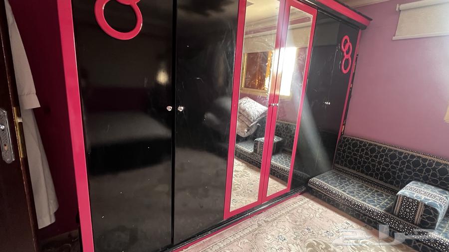 A clean room with only some scratches64369762049283114