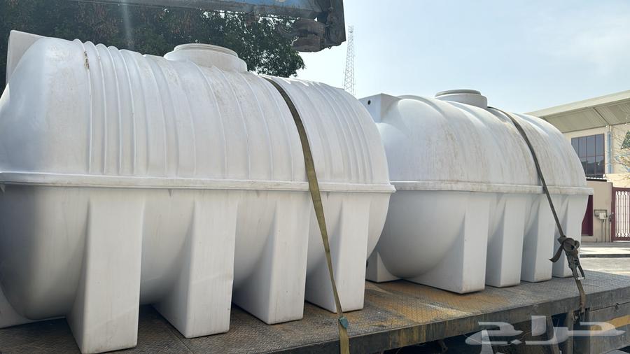 Two water tanks, each with a capacity of 4000 liters64374378712194110