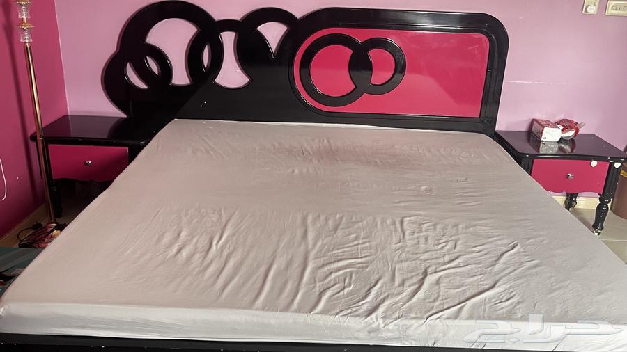 A clean room with only some scratches64369762049283112