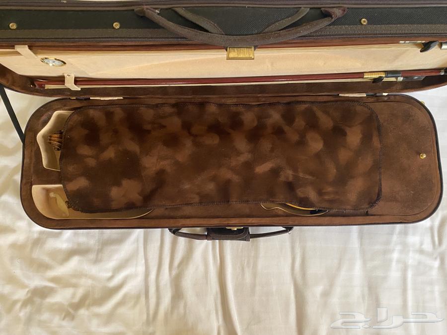 A German violin, almost used but in good condition. Its sound is beautiful, vintage, and cinematic64367129385602111