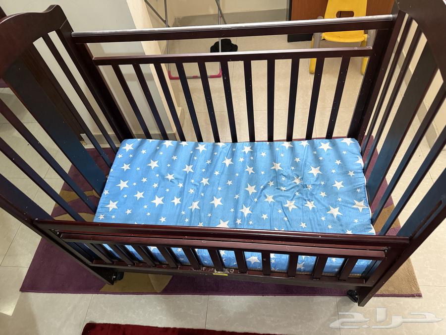 سرير اطفال بحالة جيدة للبيع64370511326849110