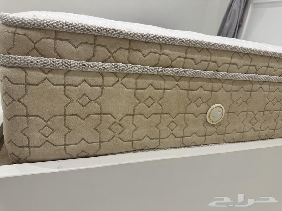 مرتبة سرير كبيرة بحالة ممتازة - بيع سريع64372127043841111