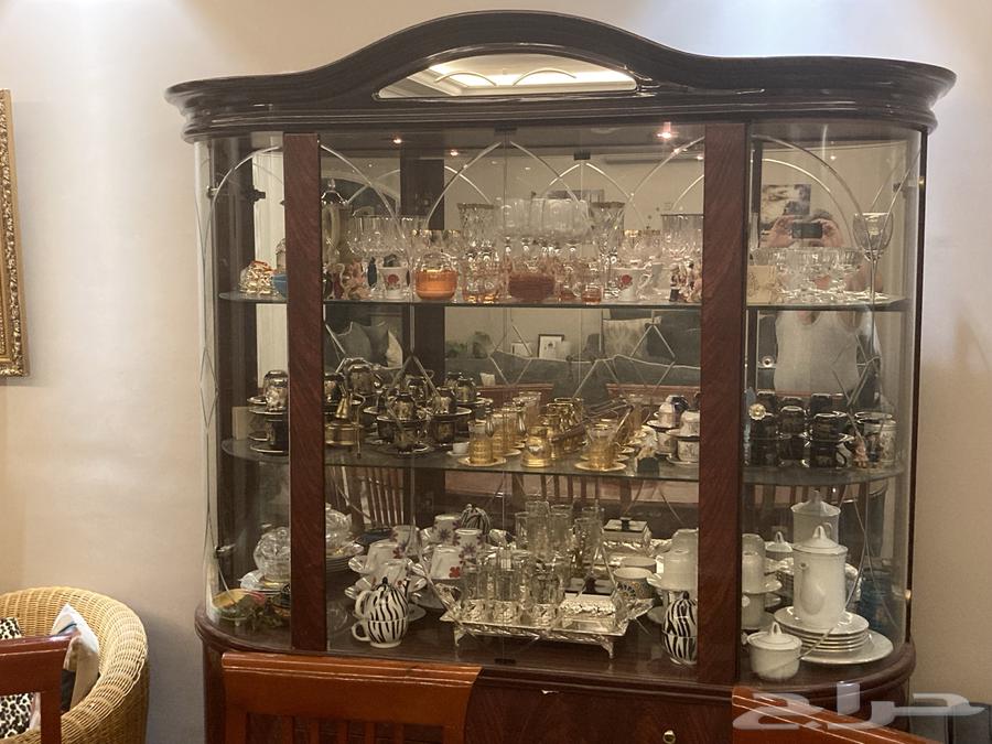 طاولة طعام مع ثمانية كراسي ودولاب64369396498179112