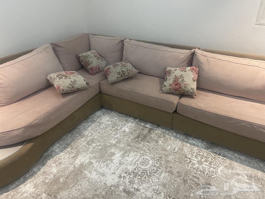 Sofa and table64364772793602112