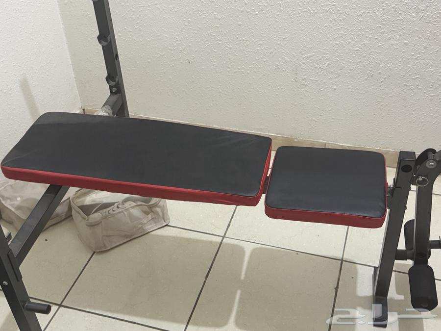 كرسي للجيم بجميع لوازمه حالة ممتازة واوزان 34 كيلو مع بار64370770368769114