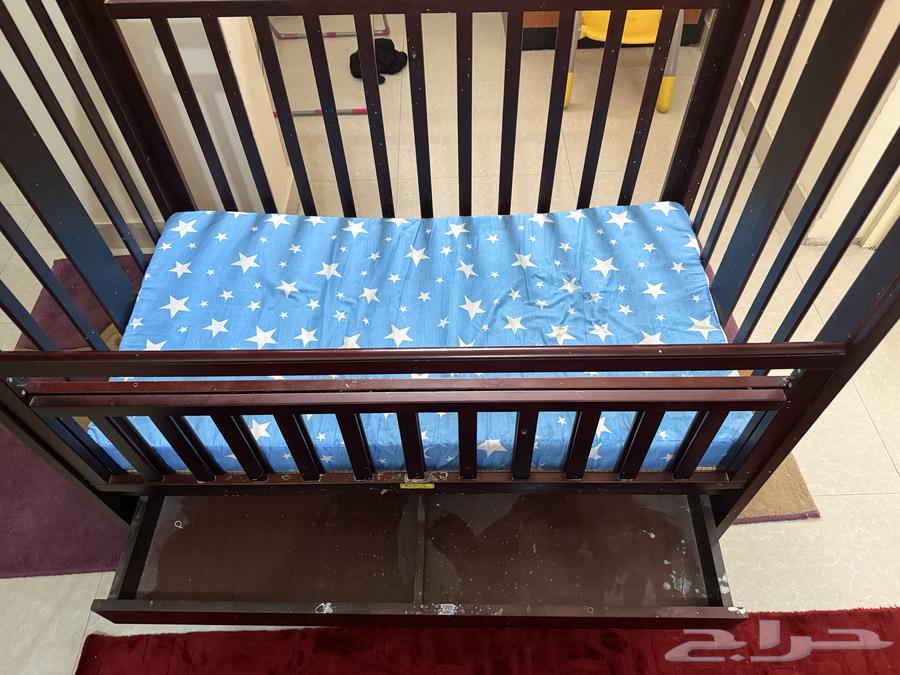 سرير اطفال بحالة جيدة للبيع64370511326849111