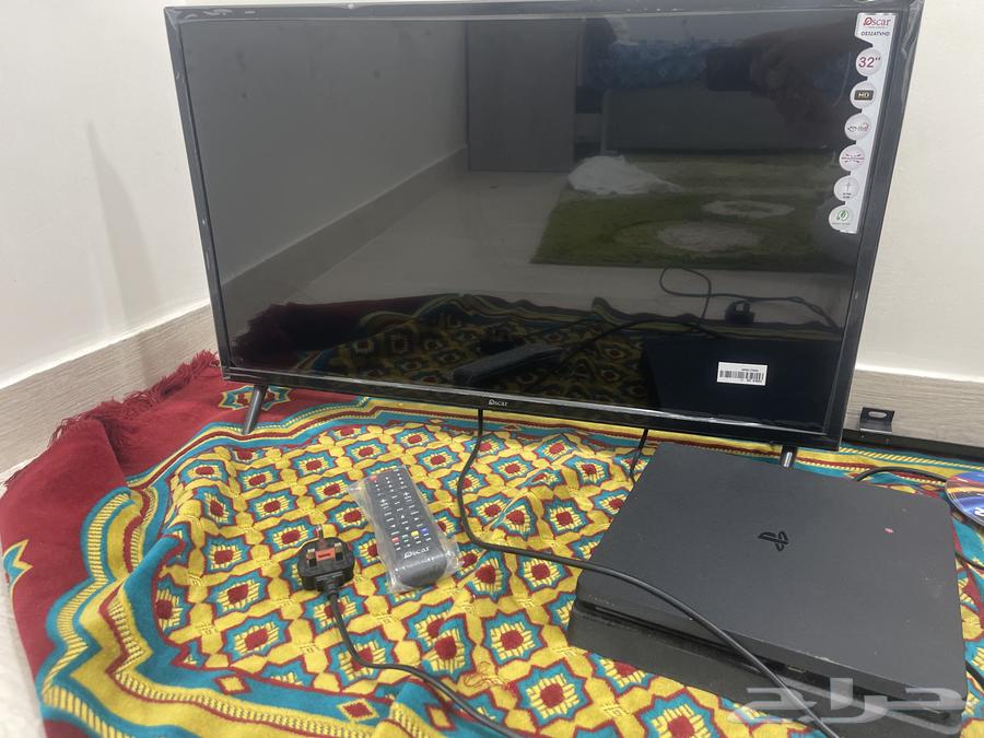 سوني فور نضيف خالي من العيوب ومعه يدين وشاشه 32 بوصه عايدي64363770582147110