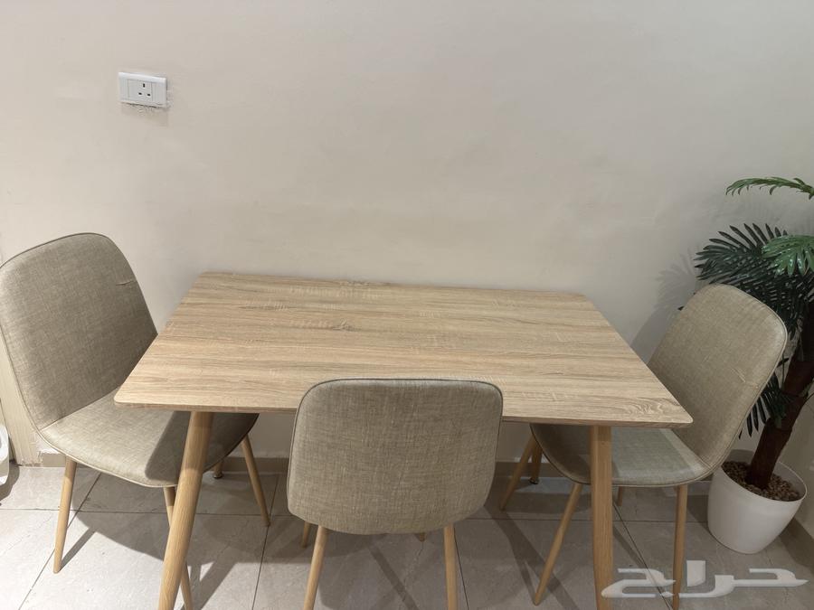 Dining table with four chairs, the fourth chair is broken and available for repair + 3 lamps64365291384834111
