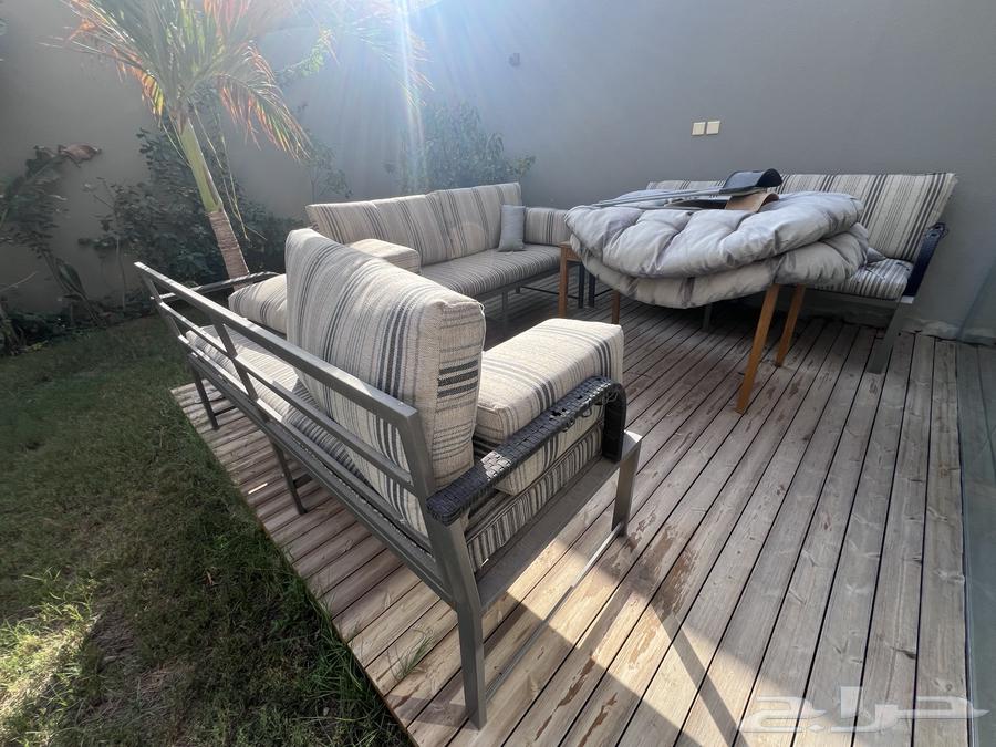 كنب حديد خارجي مع طاولة خشب64370871328642112