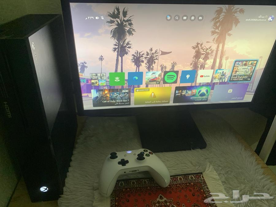 Xbox 1 with screen64370352081153113