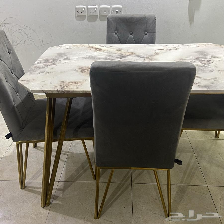 للبيع مستعمل طاوله طعام بسطح رخامي وارجل معدنيه4اشخاص64376466040833111