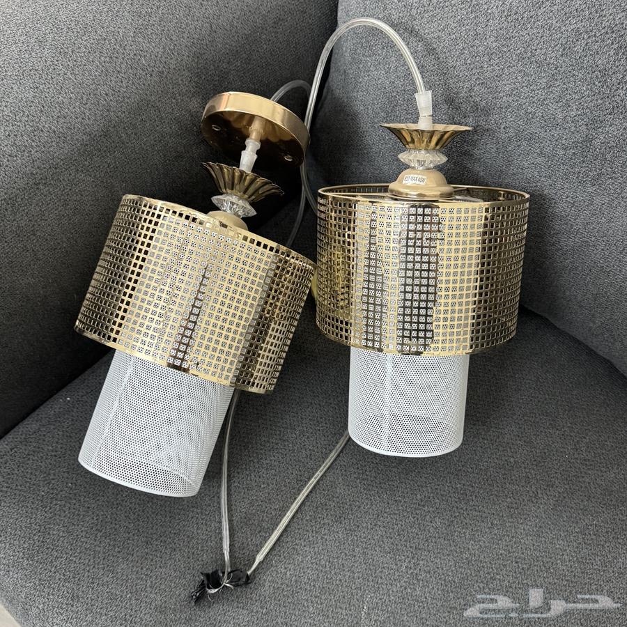 ثريات مع المسامير   رفوف64374744340098110