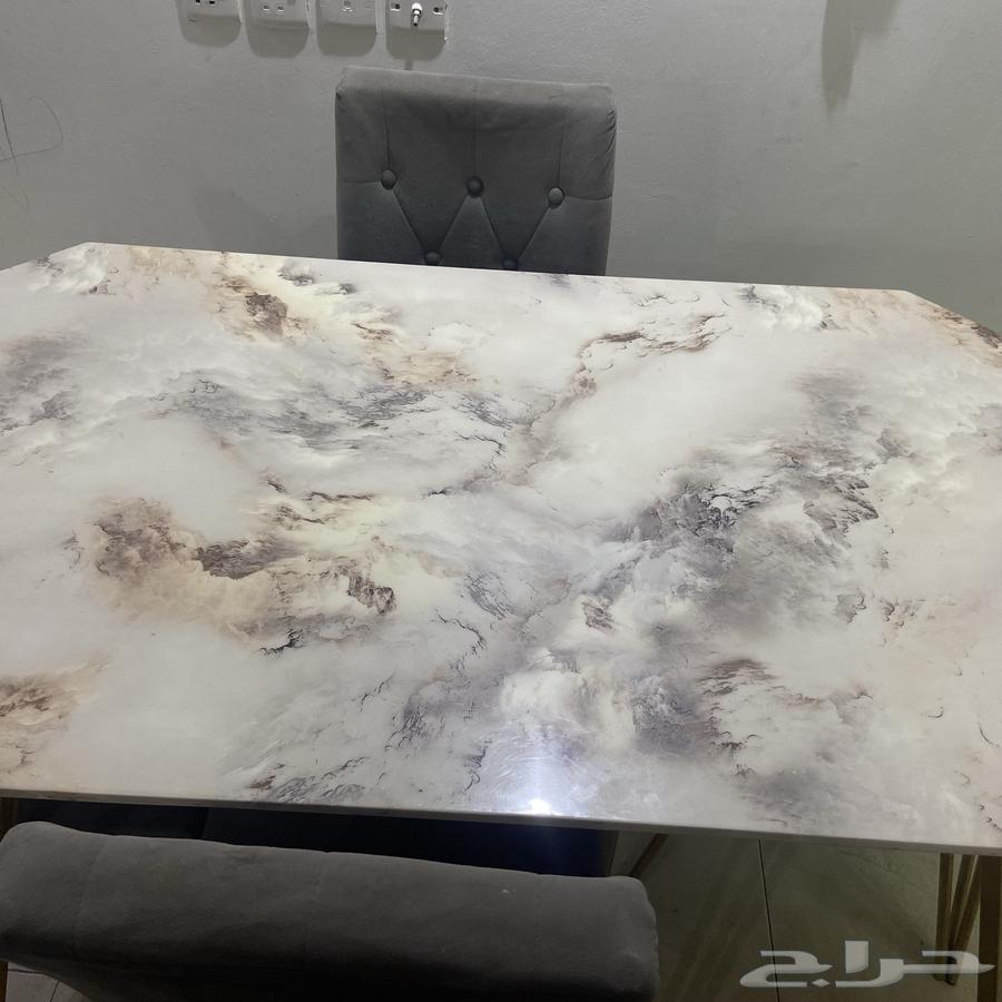 للبيع مستعمل طاوله طعام بسطح رخامي وارجل معدنيه4اشخاص64376466040833113