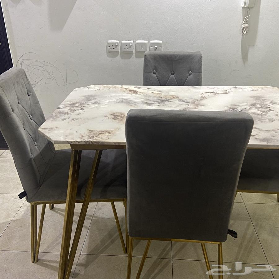 للبيع مستعمل طاوله طعام بسطح رخامي وارجل معدنيه4اشخاص64376466040833112