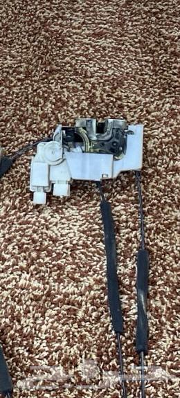 للبيع شمعات وشبك وقفل باب خلفي يسار باثفندر 200664508817131651111