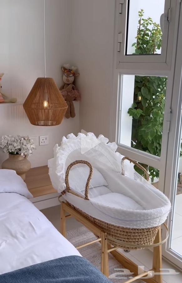 سرير مواليد للبيع مع القاعده لون ابيض64373861324290110