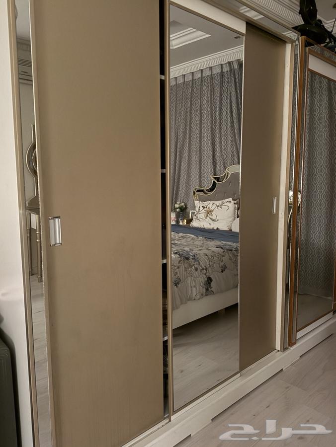 Wardrobe, dressing table and commode64370264819586112