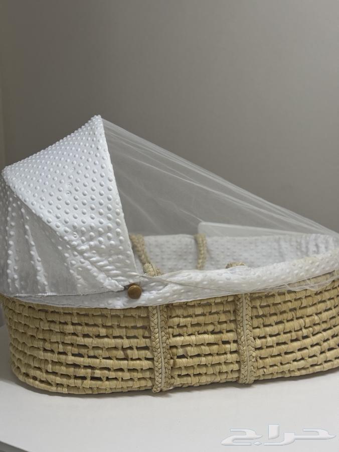 سرير مواليد للبيع مع القاعده لون ابيض64373861324290112