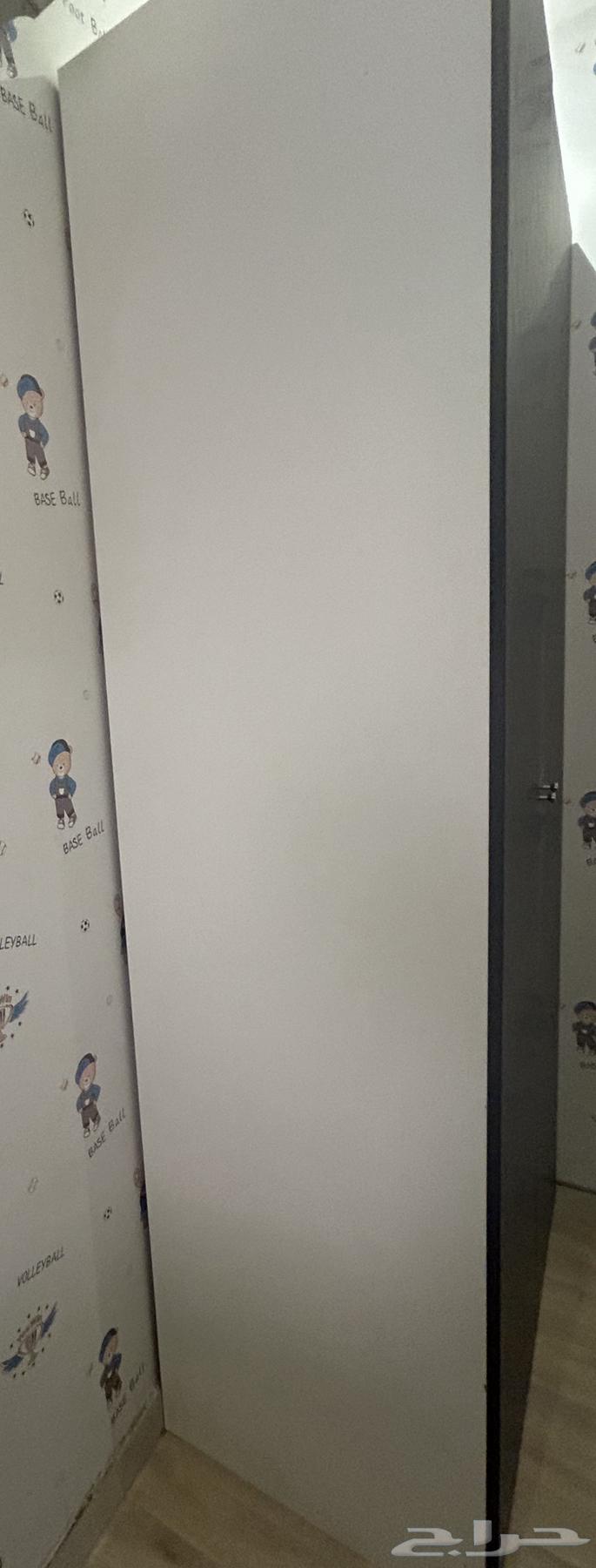 دولاب ملابس كحلي كبير بحالة ممتازة للبيع64369352553857111