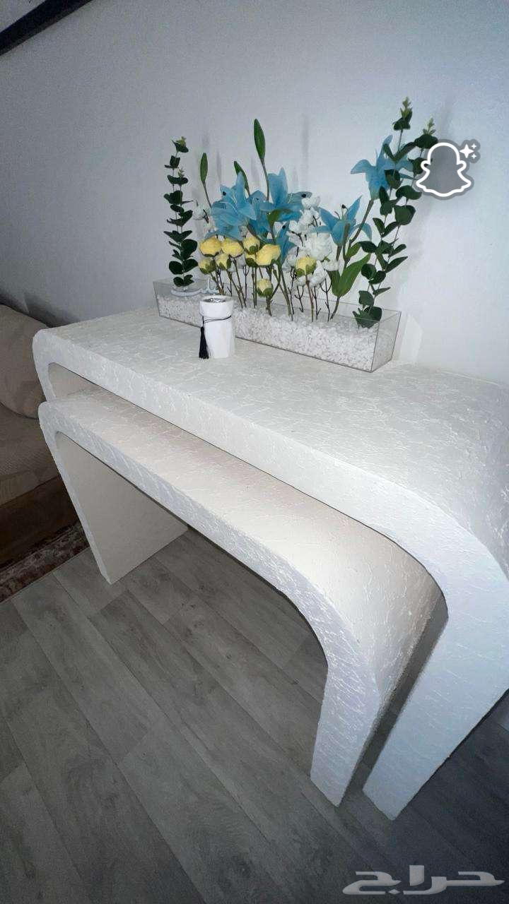 الطاولتين مع الزينه حق الورد64372623888257112