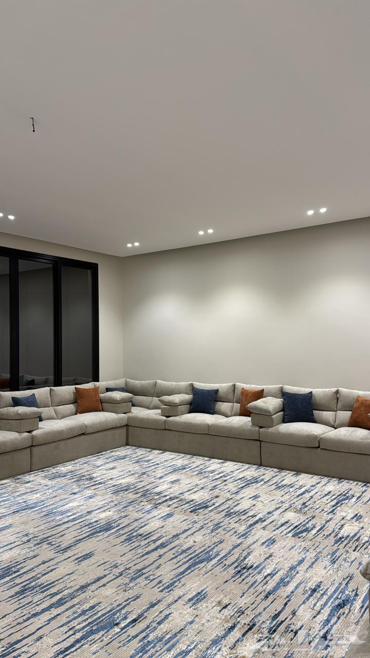 مجلس كنب وفرشه ارضيه و 8 طاولات خدمة مساحة المجلس 8 في764367406159107110