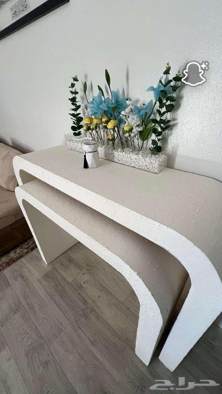 الطاولتين مع الزينه حق الورد64372623888257114