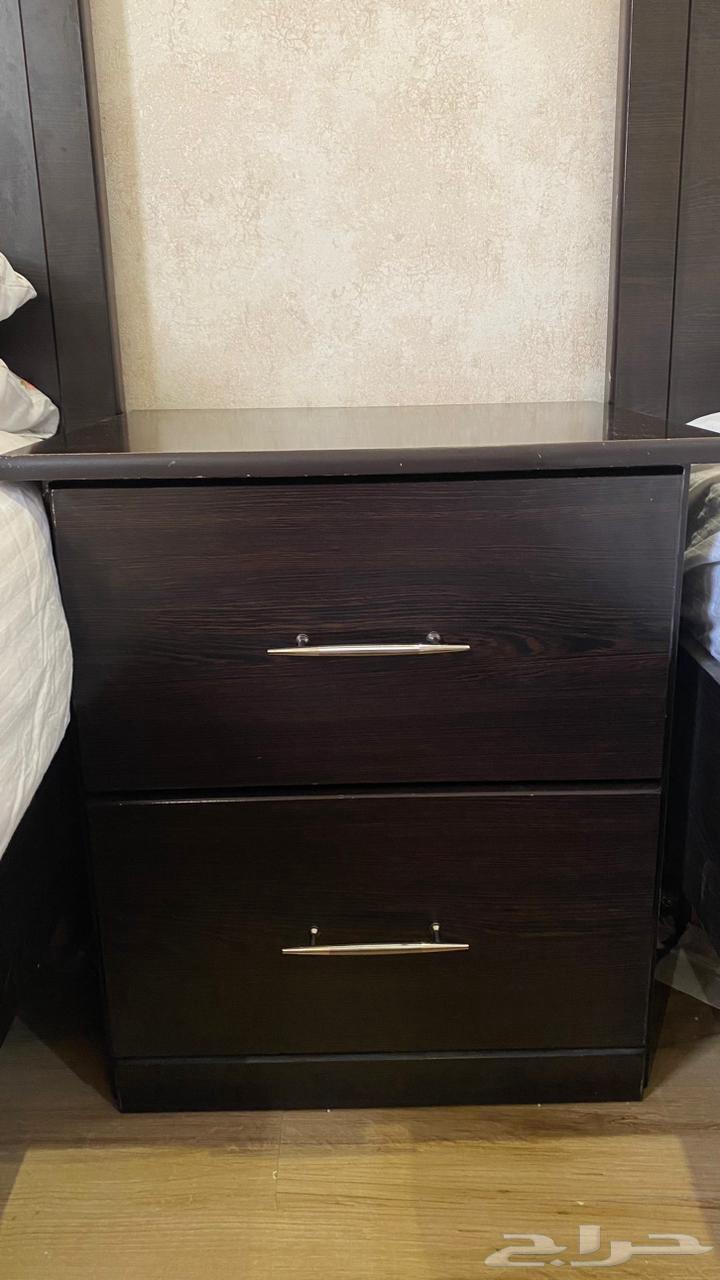 Three beds with mattresses, dressing table, mirror, and two nightstands64373683784705112