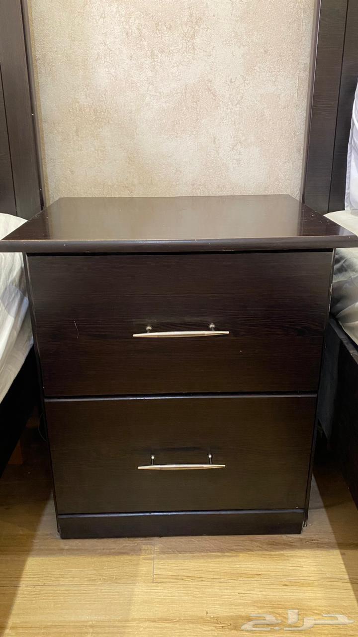 Three beds with mattresses, dressing table, mirror, and two nightstands64373683784705111