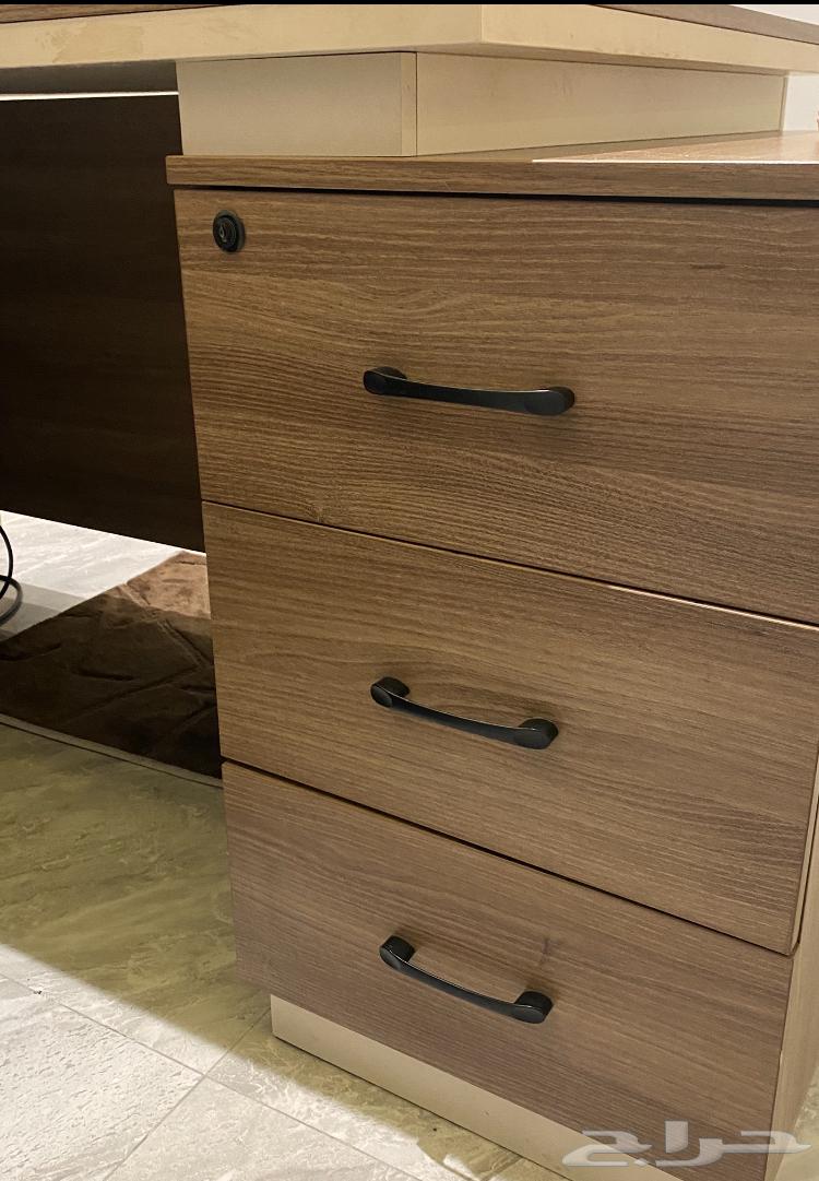 كمبيوتر مكتبي مع طاوله للبيع نظيف جدا64371452413954113