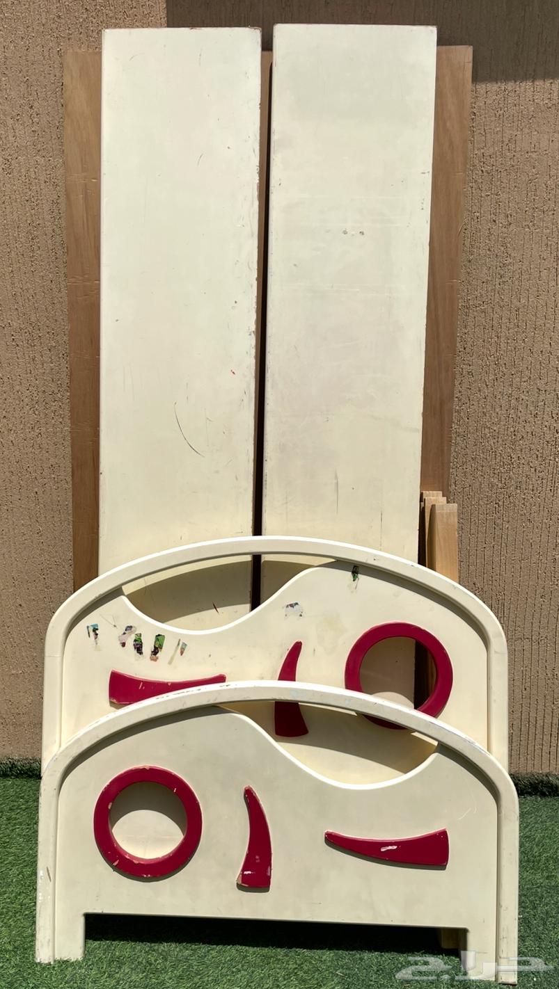 For sale 2 single beds one mattress, large round table, 2 curtains carpet 4 364366702974850114