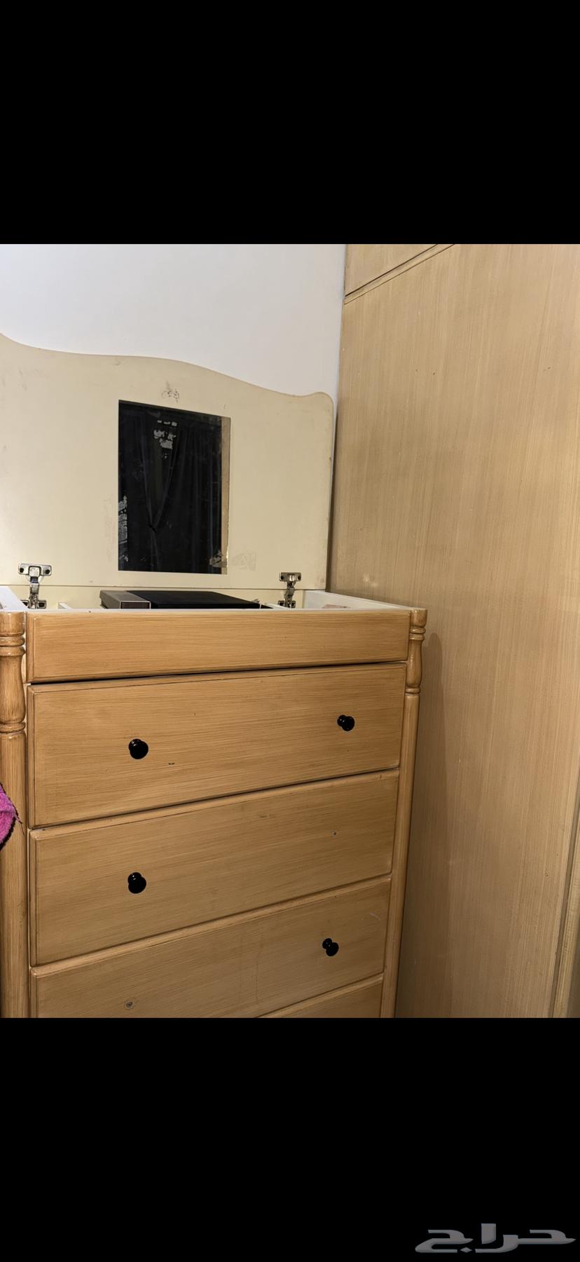 A bedroom set consisting of a bed, a chest of drawers with a mirror, and a desk64362788736897111