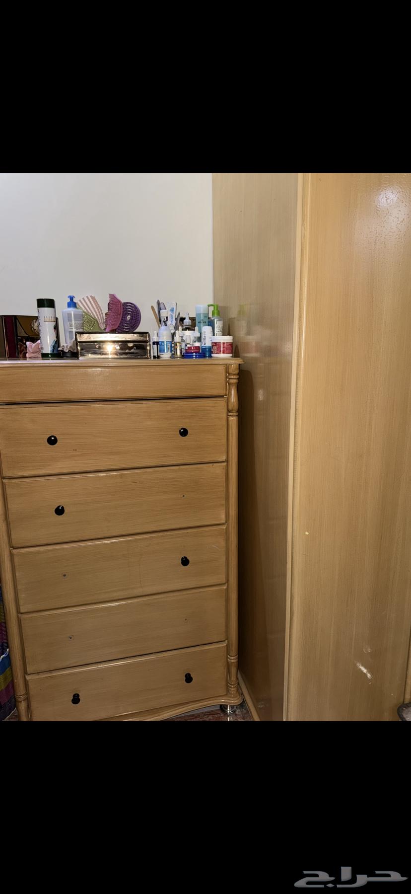 A bedroom set consisting of a bed, a chest of drawers with a mirror, and a desk64362788736897114