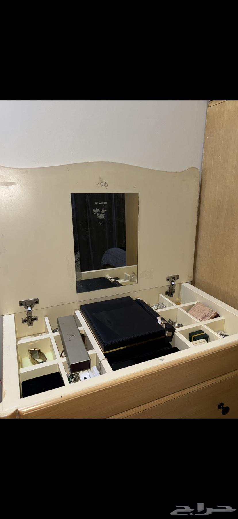 A bedroom set consisting of a bed, a chest of drawers with a mirror, and a desk64362788736897112