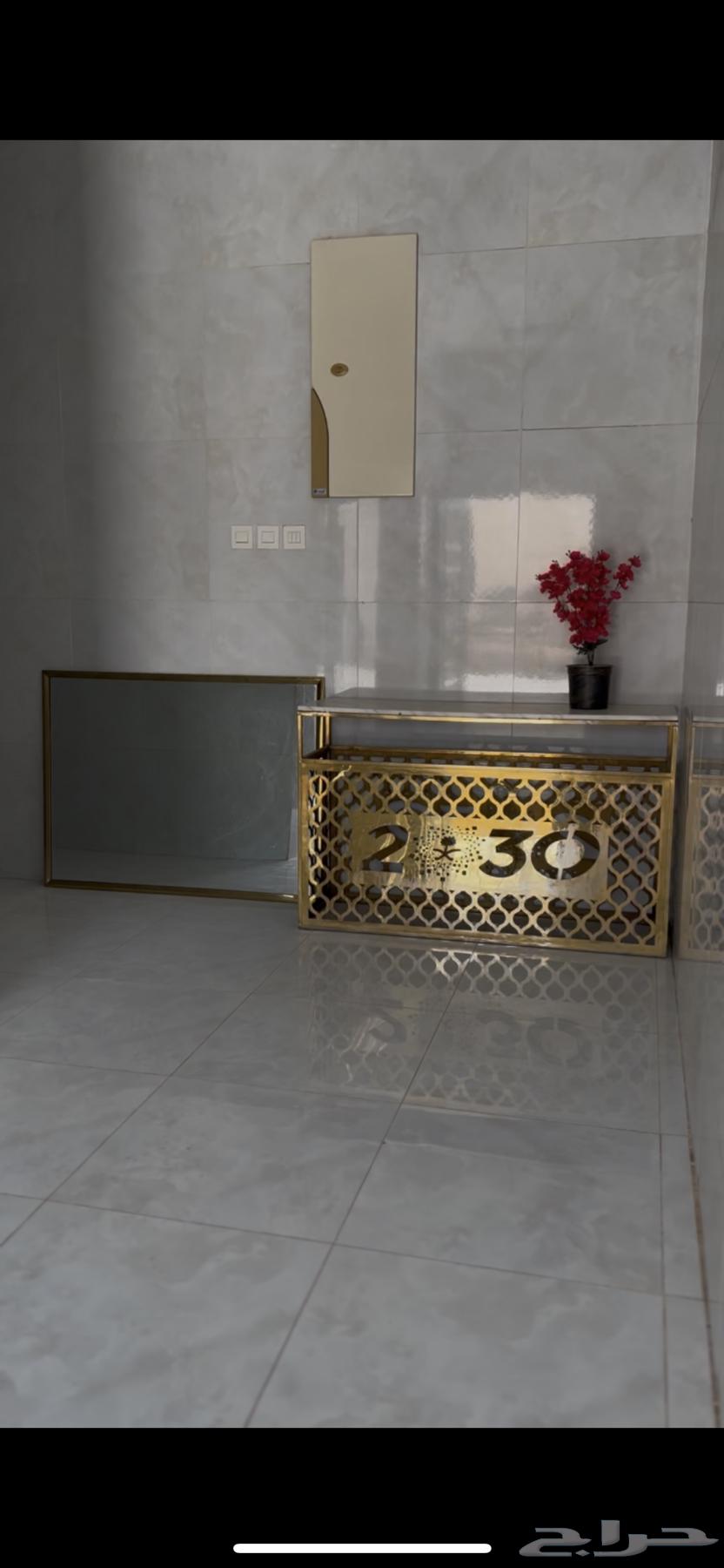 طاولة جديده مع المرايه فيها بس كسر بسيط من جانب بسيط64367318199683110